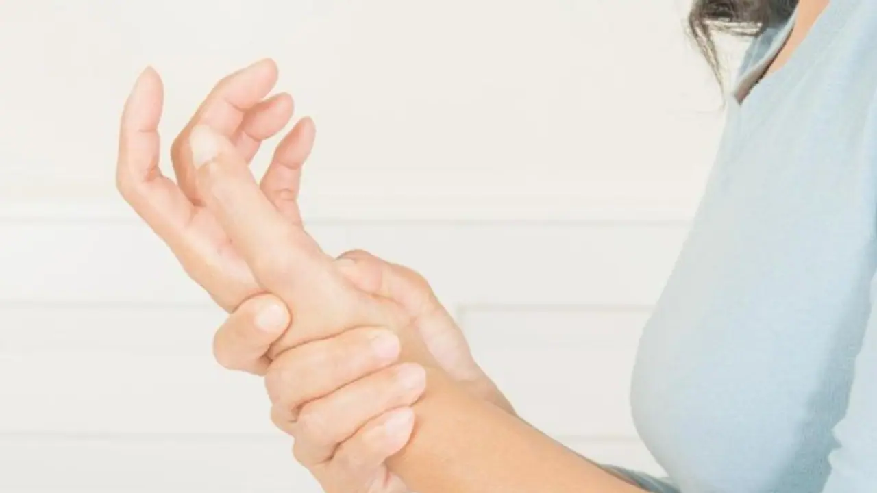 হাতে চিনচিনে ব্যথা নেই তো, সামনে এল করোনার নতুন এক উপসর্গ হাতে চিনচিনে ব্যথা নেই তো, সামনে এল করোনার নতুন এক উপসর্গ