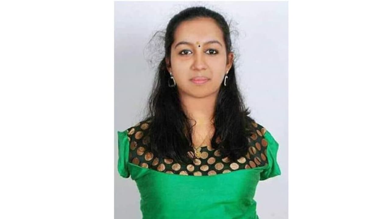 കൈകളില്ലെങ്കിലും... കൺമണിയുടെ വിജയത്തിന് സ്വര്‍ണ്ണത്തിളക്കം