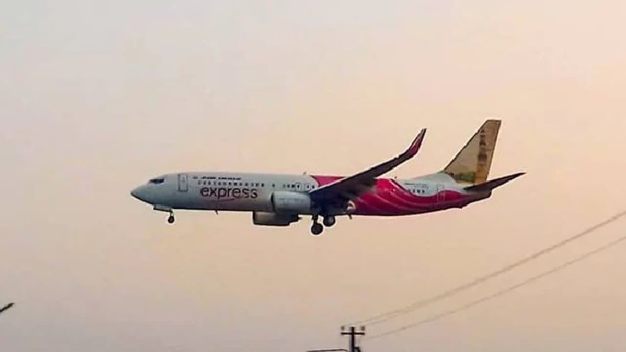 ವಿಮಾನ ಚರಂಡಿಗೆ ಬಿದ್ದಿದ್ದಕ್ಕೆ ಪೈಲಟ್ ‘ಏಜ್ಗ್ಯಾಪ್’ ಕಾರಣ! ವಿಮಾನ ಚರಂಡಿಗೆ ಬಿದ್ದಿದ್ದಕ್ಕೆ ಪೈಲಟ್ ‘ಏಜ್ಗ್ಯಾಪ್’ ಕಾರಣ!