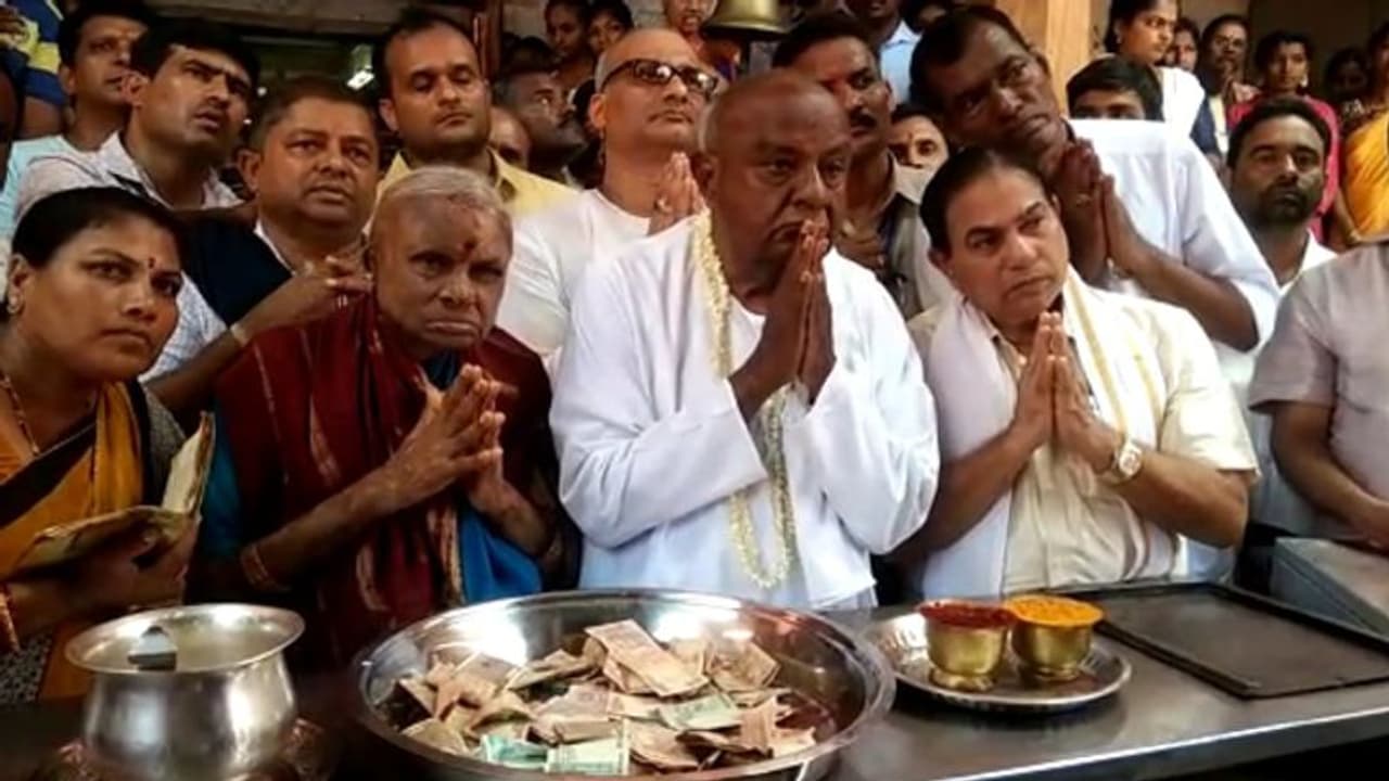 ಗೌಡರ ಮೊಮ್ಮಗನಿಗೆ ಮದುವೆ : ಕೋಟದಲ್ಲಿ ಪತ್ರಿಕೆ ಪೂಜೆ ಗೌಡರ ಮೊಮ್ಮಗನಿಗೆ ಮದುವೆ : ಕೋಟದಲ್ಲಿ ಪತ್ರಿಕೆ ಪೂಜೆ