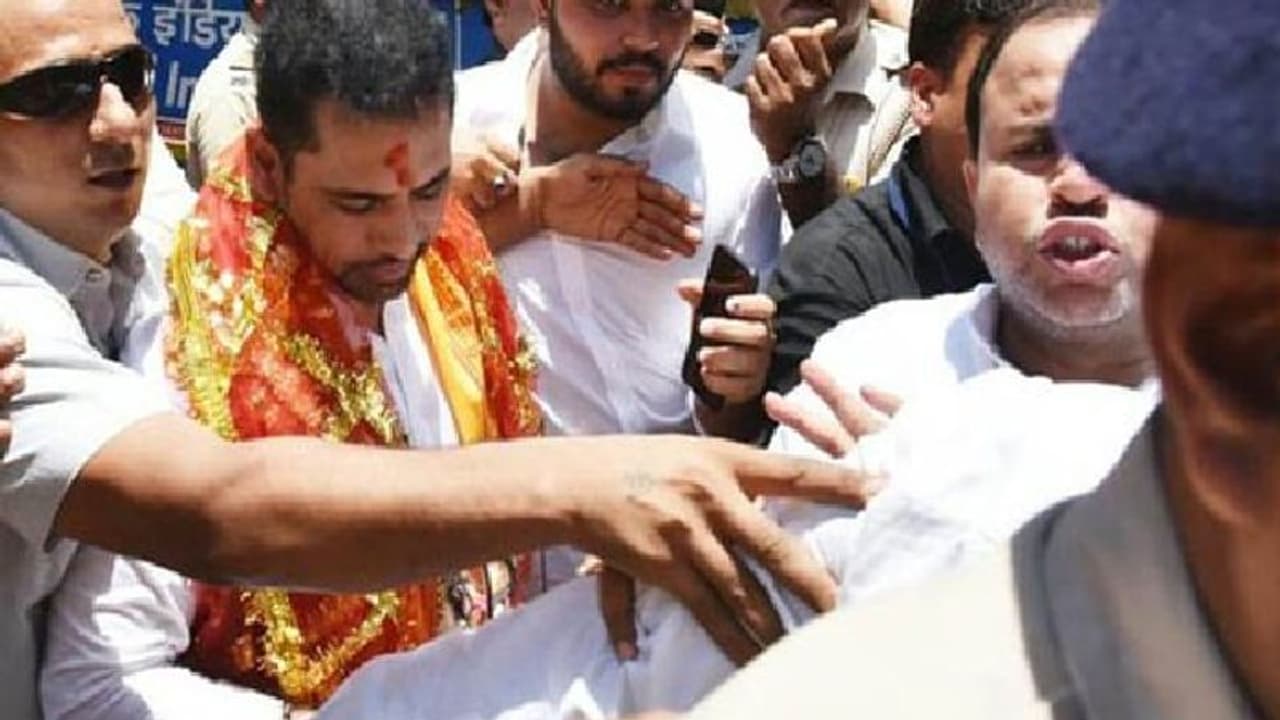 ವಾದ್ರಾ ದೇಗುಲ ಭೇಟಿ ವೇಳೆ ‘ಮೋದಿ ಮೋದಿ’ ಘೋಷಣೆ! ವಾದ್ರಾ ದೇಗುಲ ಭೇಟಿ ವೇಳೆ ‘ಮೋದಿ ಮೋದಿ’ ಘೋಷಣೆ!