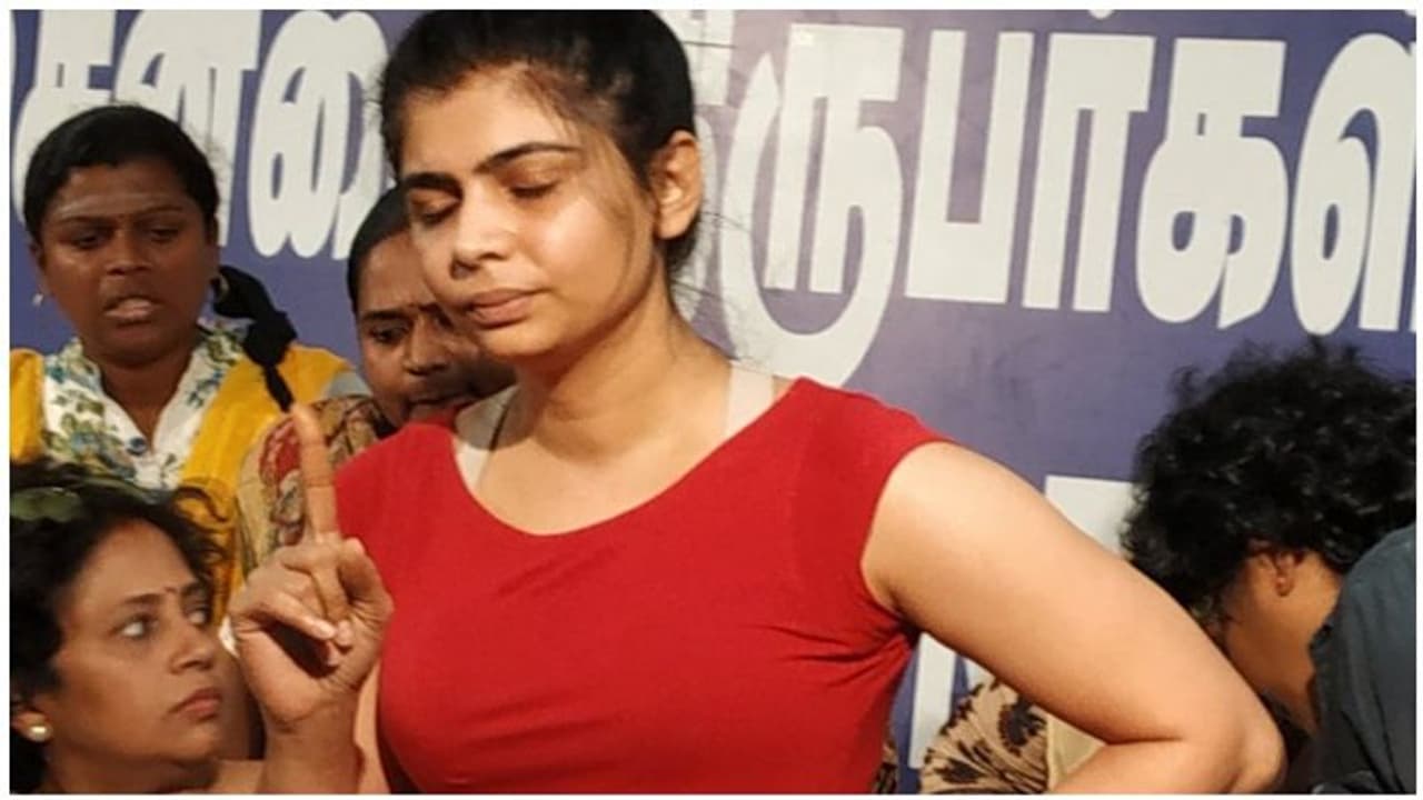 ’வைரமுத்து மேல ‘மி டு’வழக்கு போட்டு ஒரு வருஷம் ஆச்சு...எல்லாம் நாசமாப் போச்சி’...புலம்பும் சின்மயி... ’வைரமுத்து மேல ‘மி டு’வழக்கு போட்டு ஒரு வருஷம் ஆச்சு...எல்லாம் நாசமாப் போச்சி’...புலம்பும் சின்மயி...