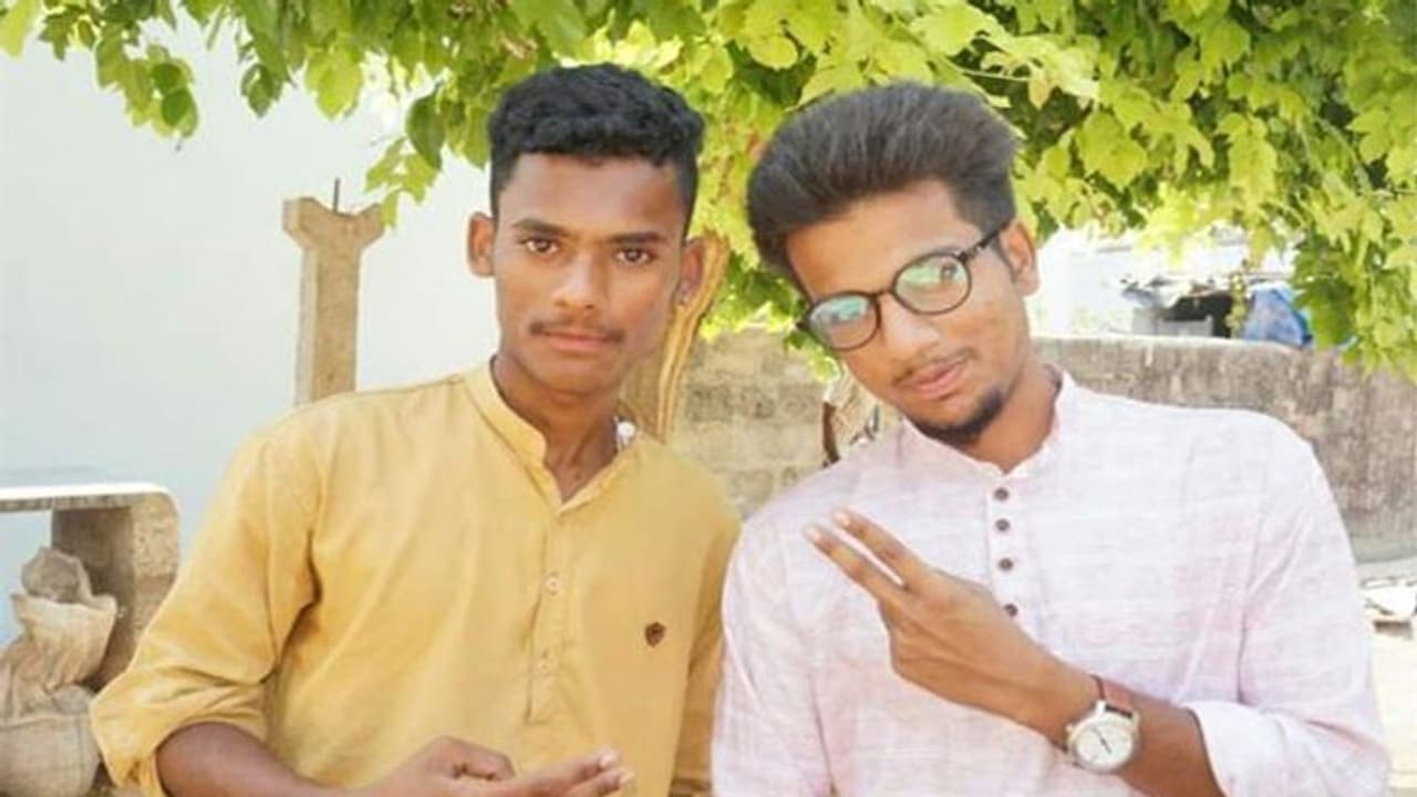 'మహర్షి' సినిమా చూసి వస్తుండగా ప్రమాదం.. ఇద్దరు మృతి! 'మహర్షి' సినిమా చూసి వస్తుండగా ప్రమాదం.. ఇద్దరు మృతి!