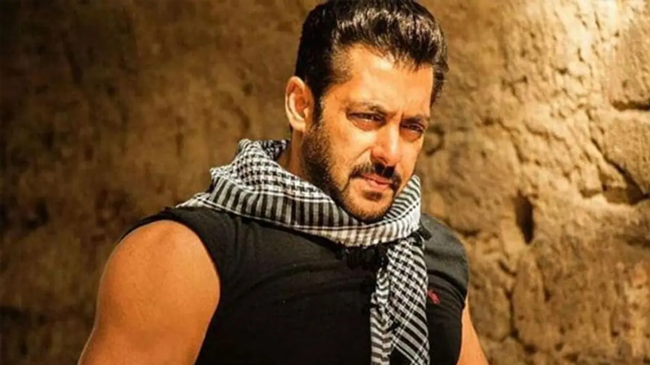 Salman Khan shows perfect split, giving major fitness goals