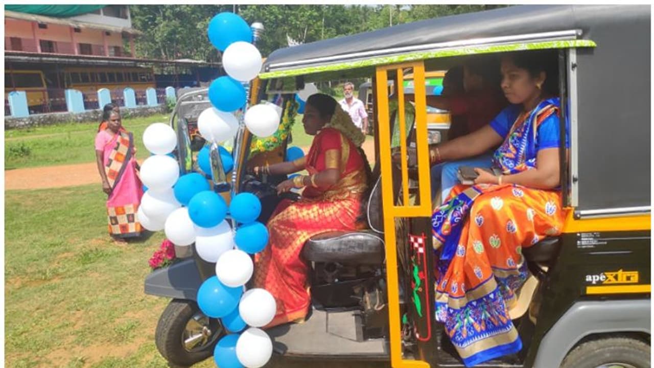 ഉഴവൂരിലൊരു ഓട്ടോക്കല്യാണം, നവവധു വിവാഹത്തിനെത്തിയത് ഓട്ടോറിക്ഷ ഓടിച്ച്