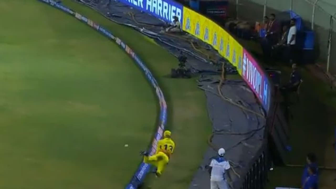 ഇങ്ങനെ പറക്കാന് ഇയാള്ക്കെന്താ ചിറകുണ്ടോ ?; കാണാം ഡൂപ്ലെസിയുടെ മിന്നും സേവ് ഇങ്ങനെ പറക്കാന് ഇയാള്ക്കെന്താ ചിറകുണ്ടോ ?; കാണാം ഡൂപ്ലെസിയുടെ മിന്നും സേവ്