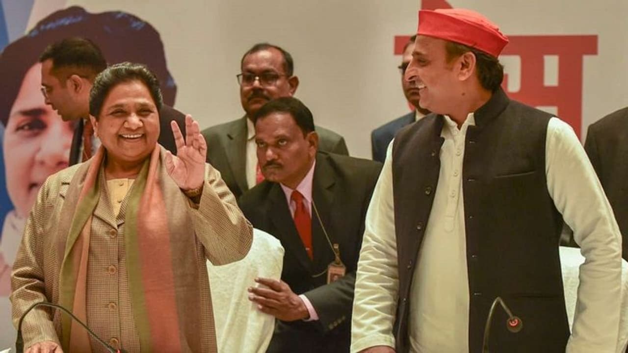 माया के दबाव में झुके अखिलेश, जिसके कारण परिवार में पड़ी फूट अब उसी का करना पड़ रहा है चुनाव प्रचार