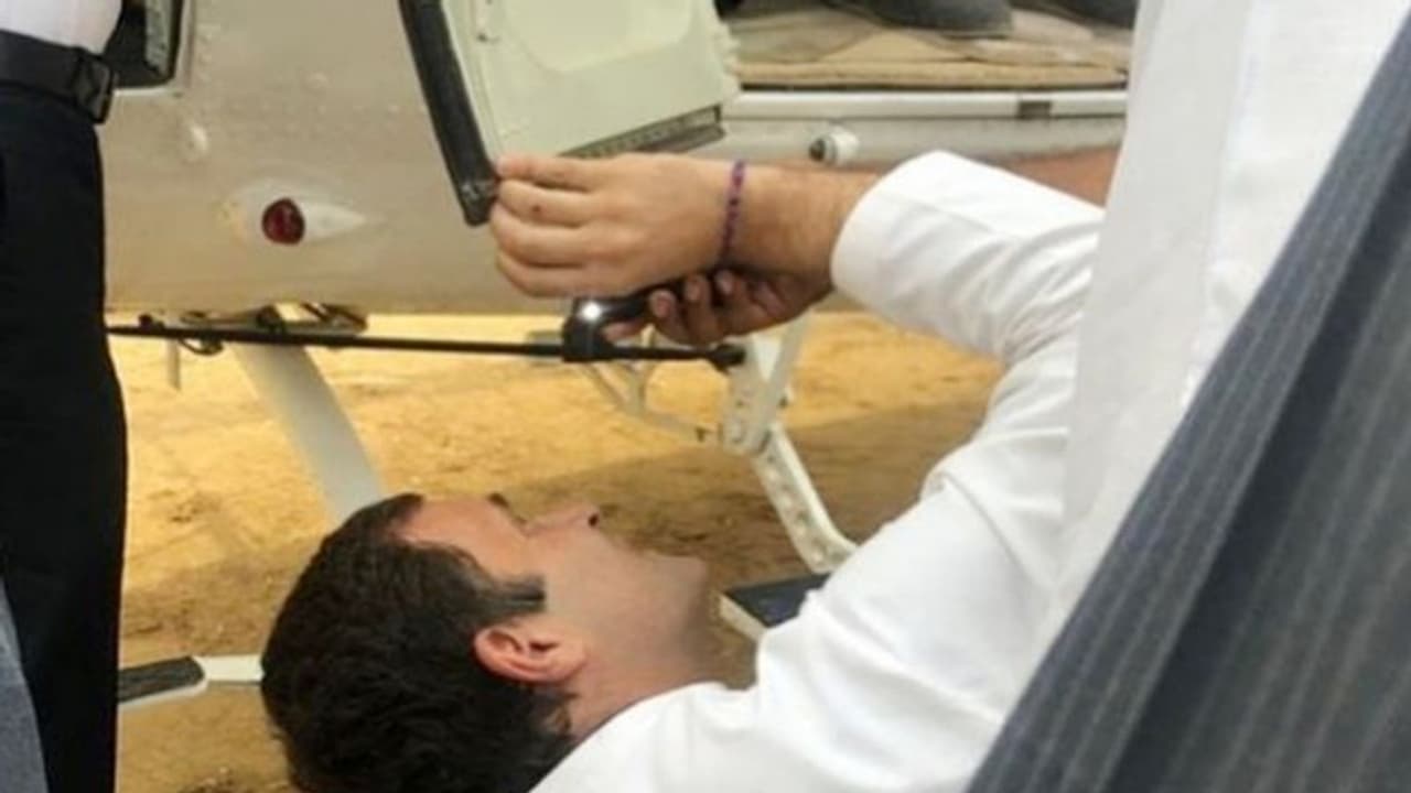 హెలికాఫ్టర్ మెకానిక్లా మారిన రాహుల్.. ఇదే టీం వర్క్ అంటూ ట్వీట్ హెలికాఫ్టర్ మెకానిక్లా మారిన రాహుల్.. ఇదే టీం వర్క్ అంటూ ట్వీట్