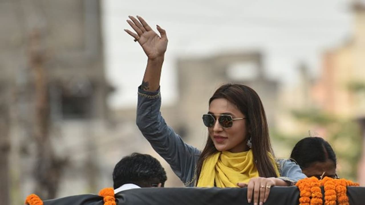 'তৃণমূলের দয়ায় মুখ্যমন্ত্রী হয়ে যাবেন'! ট্রোলের যোগ্য জবাব দিলেন মিমি চক্রবর্তী 'তৃণমূলের দয়ায় মুখ্যমন্ত্রী হয়ে যাবেন'! ট্রোলের যোগ্য জবাব দিলেন মিমি চক্রবর্তী