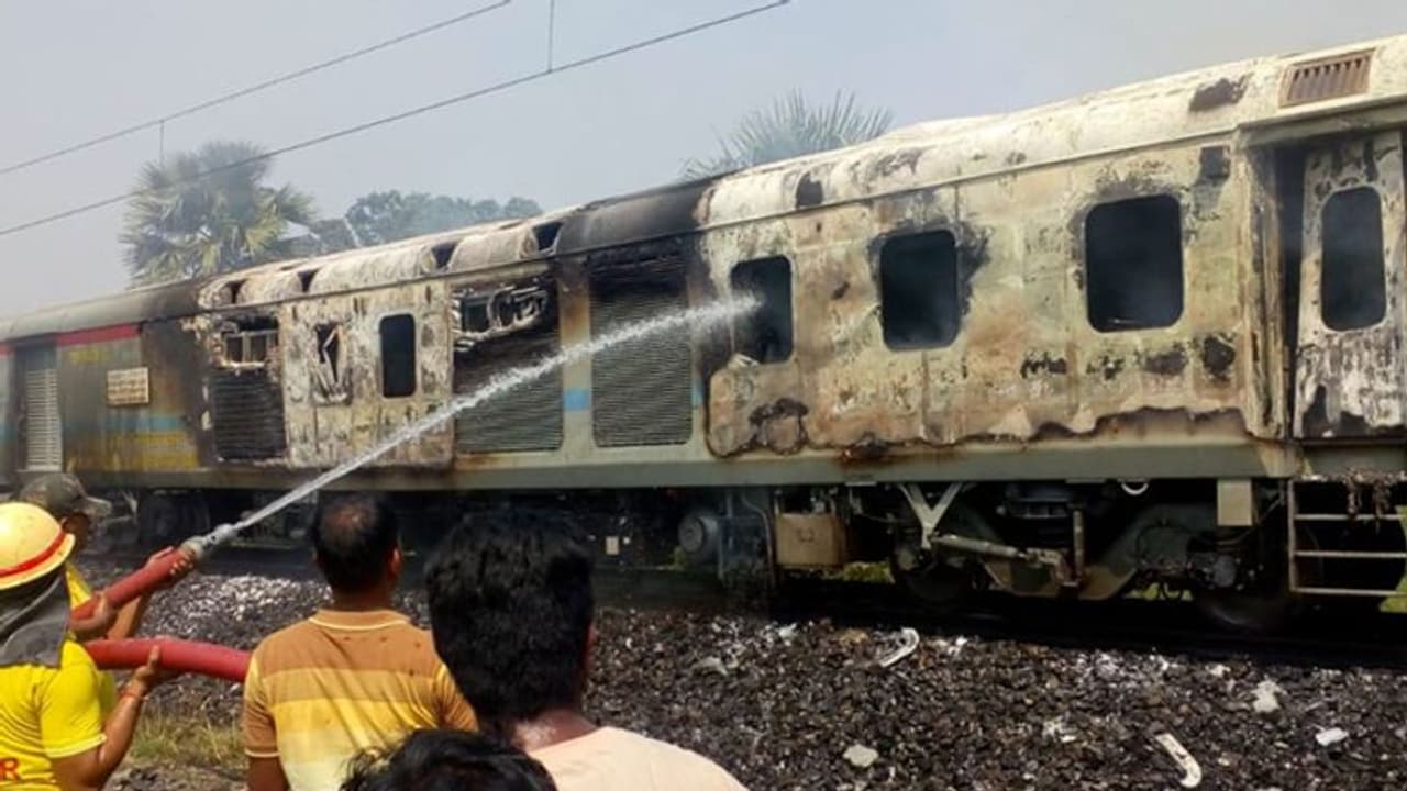 మొన్న ఫుడ్ పాయిజిన్, నేడు అగ్నిప్రమాదం: ఒకే రైలులో వరుస ప్రమాదాలు మొన్న ఫుడ్ పాయిజిన్, నేడు అగ్నిప్రమాదం: ఒకే రైలులో వరుస ప్రమాదాలు