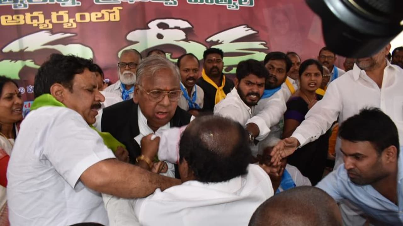 కుర్చీ కోసం కొట్లాట... ఒకరిపై ఒకరు దాడులు చేసుకున్న కాంగ్రెస్ సీనియర్లు (వీడియో) కుర్చీ కోసం కొట్లాట... ఒకరిపై ఒకరు దాడులు చేసుకున్న కాంగ్రెస్ సీనియర్లు (వీడియో)