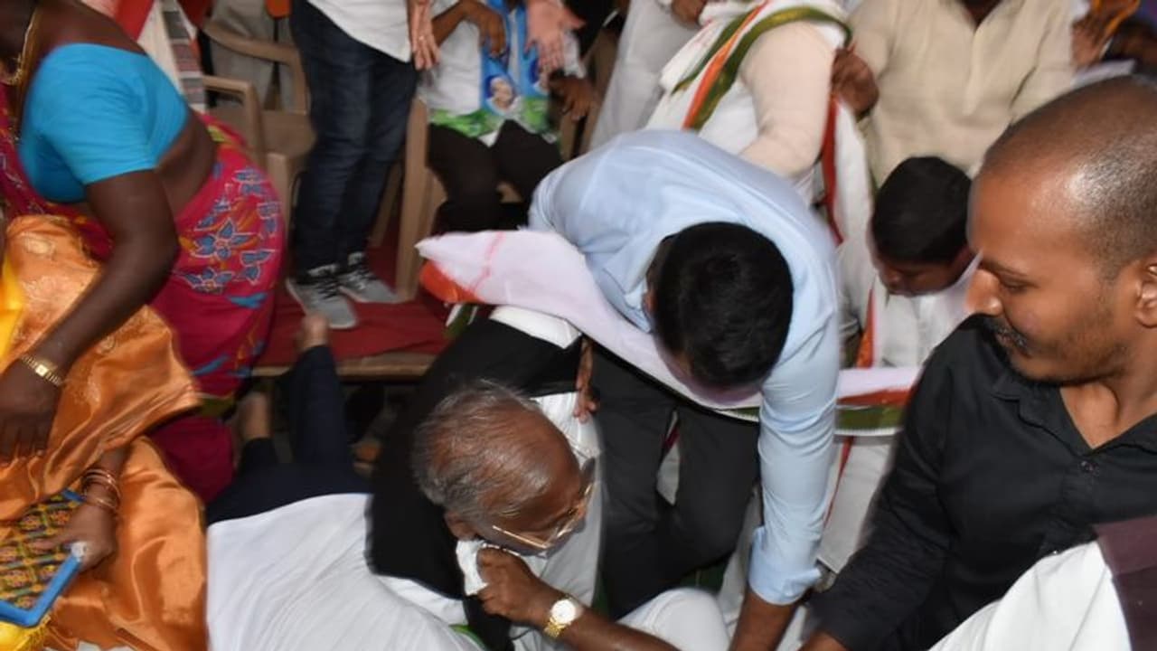 కుర్చీ కోసం కోట్లాట.. కిందపడిన వీహెచ్ కుర్చీ కోసం కోట్లాట.. కిందపడిన వీహెచ్