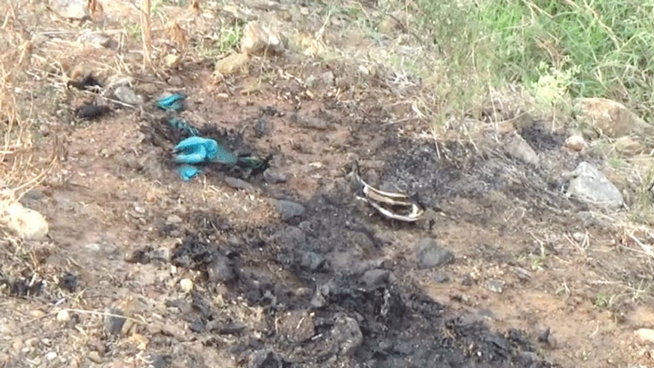 கள்ளக்காதல் விவகாரம்...? இளம்பெண் பெட்ரோல் ஊற்றி எரித்துக் கொலை..! கள்ளக்காதல் விவகாரம்...? இளம்பெண் பெட்ரோல் ஊற்றி எரித்துக் கொலை..!