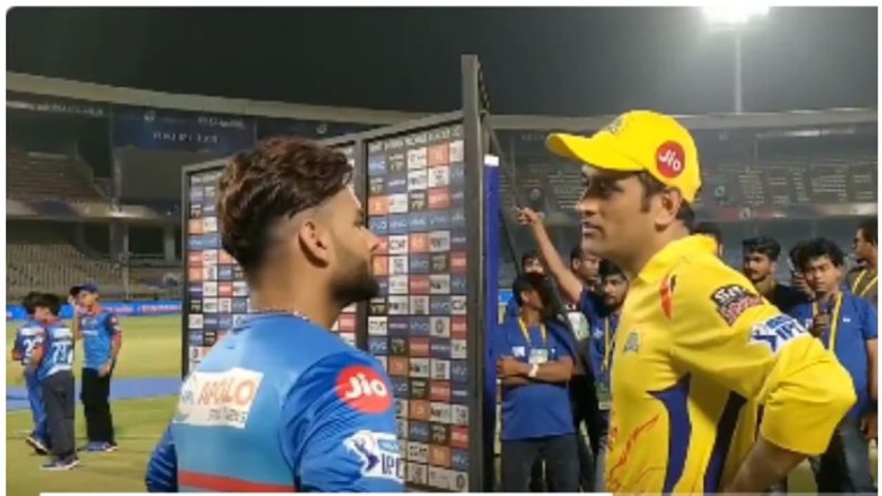 'ഗുരുവും ശിഷ്യനും'; പന്തിന് തന്ത്രങ്ങള് പറഞ്ഞുകൊടുത്ത് ധോണി വീഡിയോ 'ഗുരുവും ശിഷ്യനും'; പന്തിന് തന്ത്രങ്ങള് പറഞ്ഞുകൊടുത്ത് ധോണി വീഡിയോ