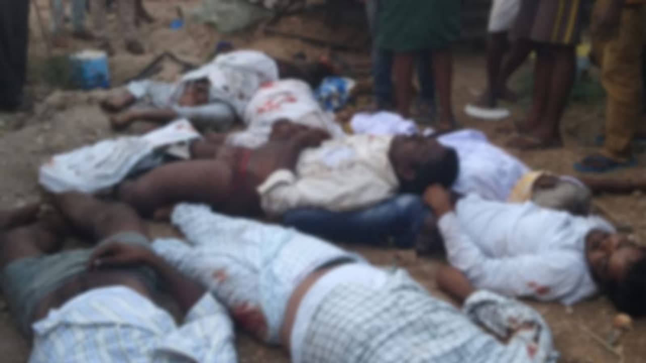 కర్నూల్ రోడ్డు ప్రమాదం: మృతదేహాలతో మాజీ ఎమ్మెల్యే ధర్నా కర్నూల్ రోడ్డు ప్రమాదం: మృతదేహాలతో మాజీ ఎమ్మెల్యే ధర్నా