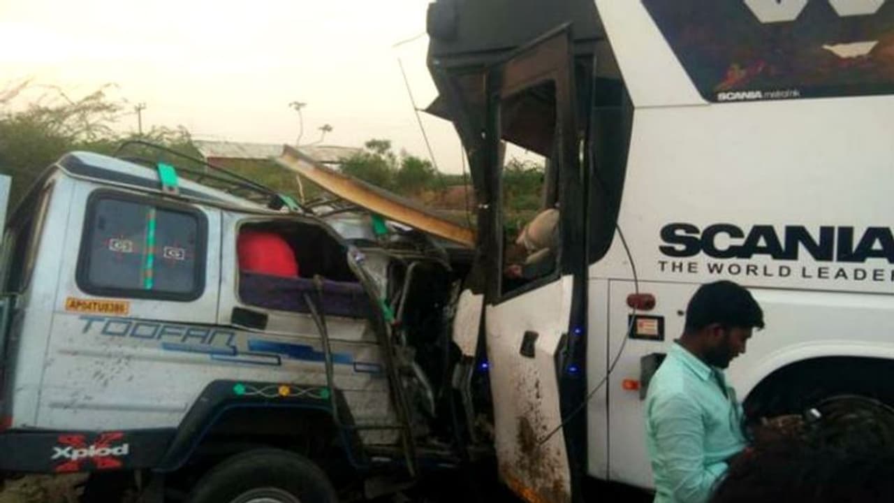 বাস ও জিপের মুখোমুখি সংঘর্ষ! বিয়েবাড়ি থেকে ফেরার পথে মৃত ১৫ বাস ও জিপের মুখোমুখি সংঘর্ষ! বিয়েবাড়ি থেকে ফেরার পথে মৃত ১৫