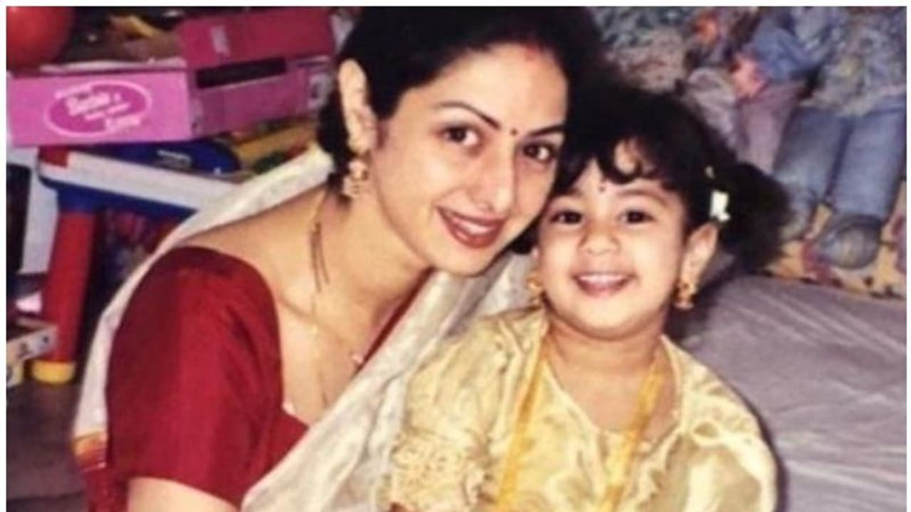 മാതൃദിനത്തില് ജാന്വി കപൂറിന് പറയാനുള്ളത്; ഒപ്പം ഈ അതിമനോഹര ചിത്രവും മാതൃദിനത്തില് ജാന്വി കപൂറിന് പറയാനുള്ളത്; ഒപ്പം ഈ അതിമനോഹര ചിത്രവും