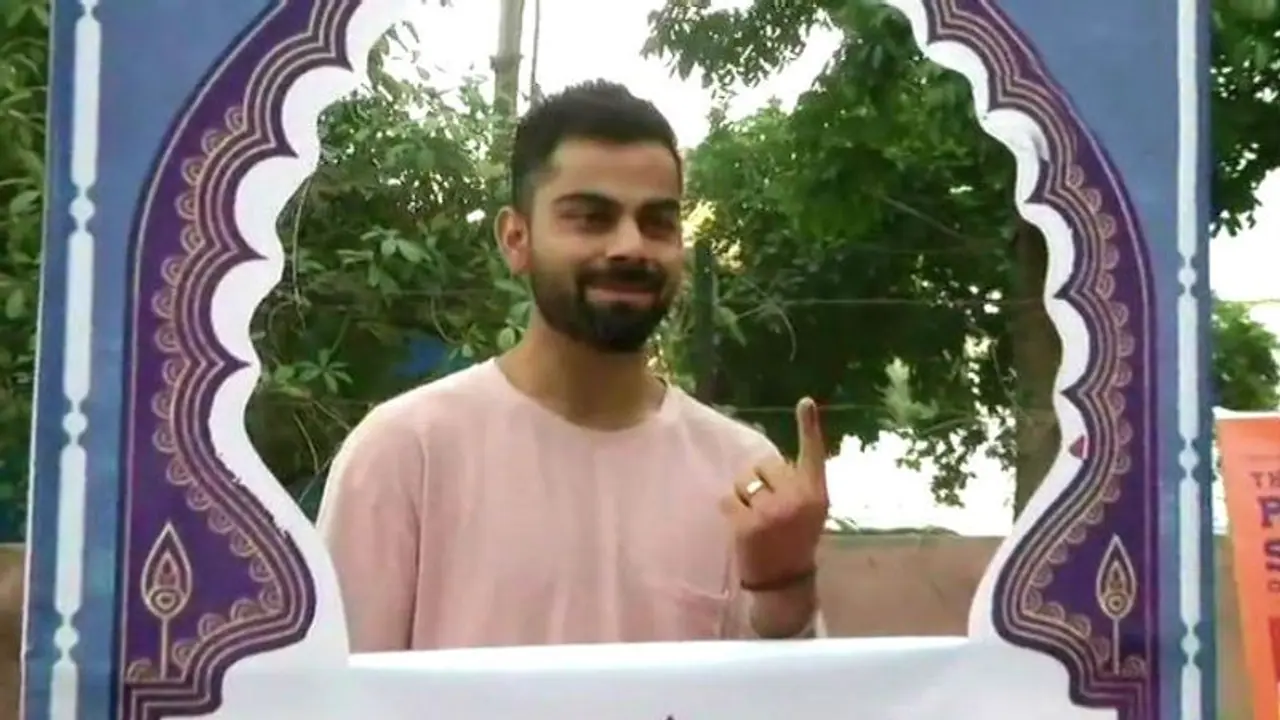 ভোট দিলেন, তুললেন ভোট সেলফি! অন্য মেজাজে ধরা দিলেন কিং কোহলি ভোট দিলেন, তুললেন ভোট সেলফি! অন্য মেজাজে ধরা দিলেন কিং কোহলি