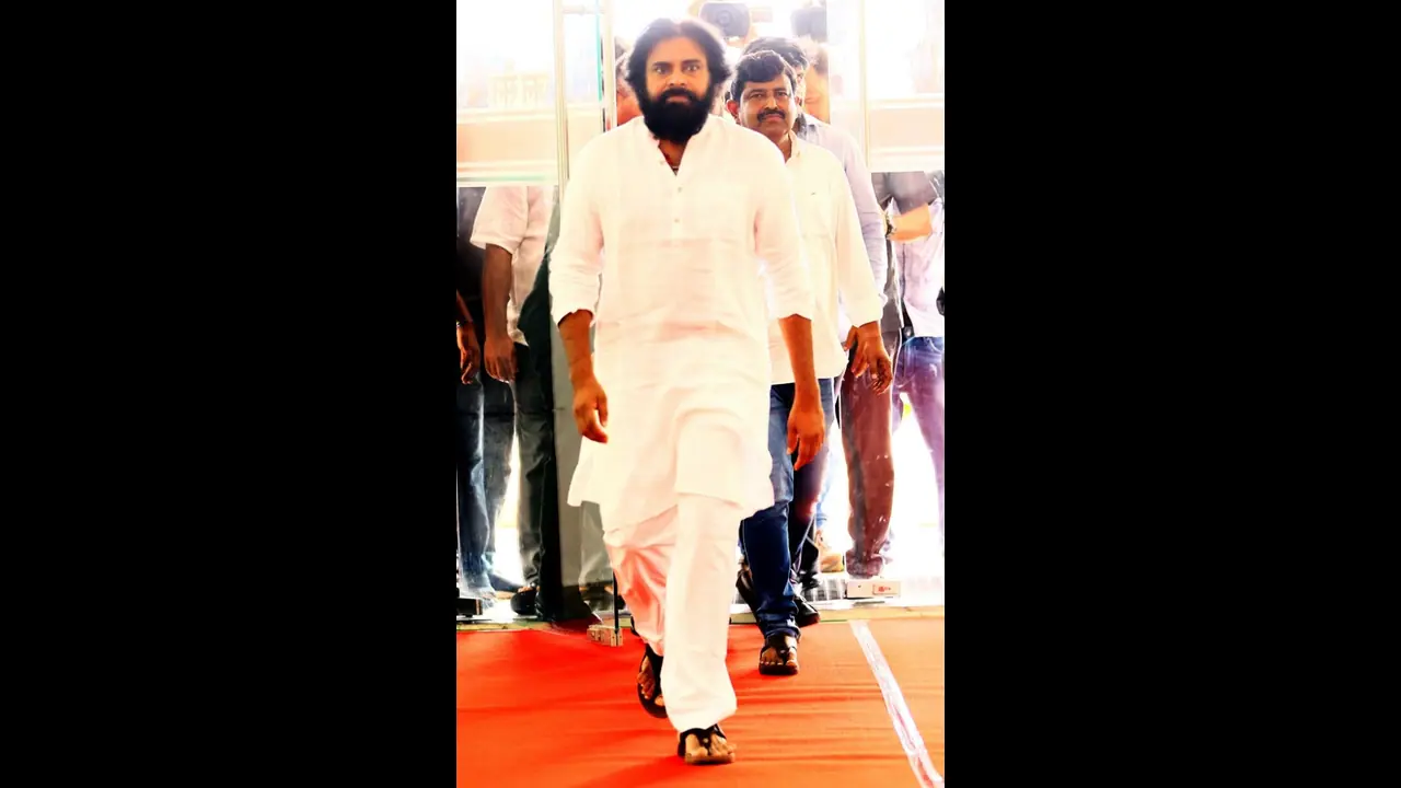 ఢిల్లీకి జనసేన అధినేత పవన్ కళ్యాణ్: ఆ గ్యాప్ దక్కేనా....? ఢిల్లీకి జనసేన అధినేత పవన్ కళ్యాణ్: ఆ గ్యాప్ దక్కేనా....?