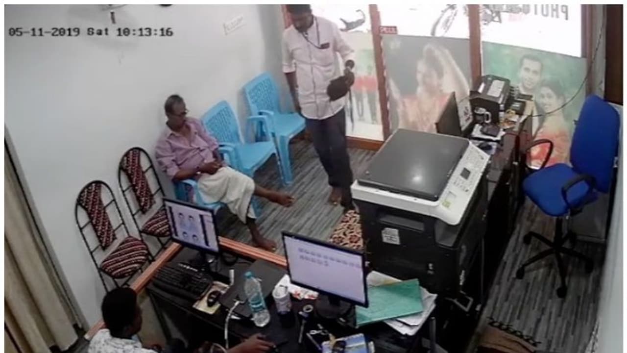 കെഎസ്ഇബി ഉദ്യോഗസ്ഥൻ ചമഞ്ഞ് ക്യാമറാ മോഷണം; തട്ടിപ്പുവീരനെത്തിയത് മോഷ്ടിച്ച ബുള്ളറ്റിൽ കെഎസ്ഇബി ഉദ്യോഗസ്ഥൻ ചമഞ്ഞ് ക്യാമറാ മോഷണം; തട്ടിപ്പുവീരനെത്തിയത് മോഷ്ടിച്ച ബുള്ളറ്റിൽ