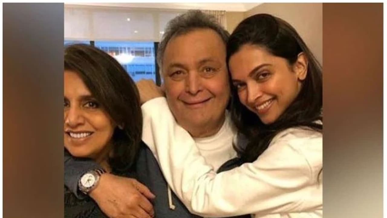 റിഷി കപൂറിന്റെ തോളില് കയ്യിട്ട് ക്യൂട്ട് ദീപിക റിഷി കപൂറിന്റെ തോളില് കയ്യിട്ട് ക്യൂട്ട് ദീപിക