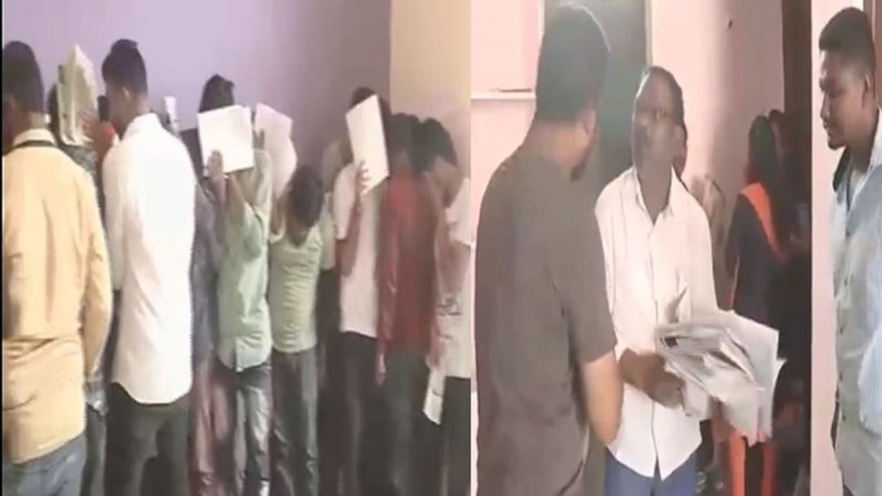 ರಾಯಚೂರು: ಮನೆಯೇ ಎಕ್ಸಾಮ್ ಹಾಲ್ ಮಾಡಿಕೊಂಡಿದ್ದ 41 ವಿದ್ಯಾರ್ಥಿಗಳು ಅರೆಸ್ಟ್ ರಾಯಚೂರು: ಮನೆಯೇ ಎಕ್ಸಾಮ್ ಹಾಲ್ ಮಾಡಿಕೊಂಡಿದ್ದ 41 ವಿದ್ಯಾರ್ಥಿಗಳು ಅರೆಸ್ಟ್