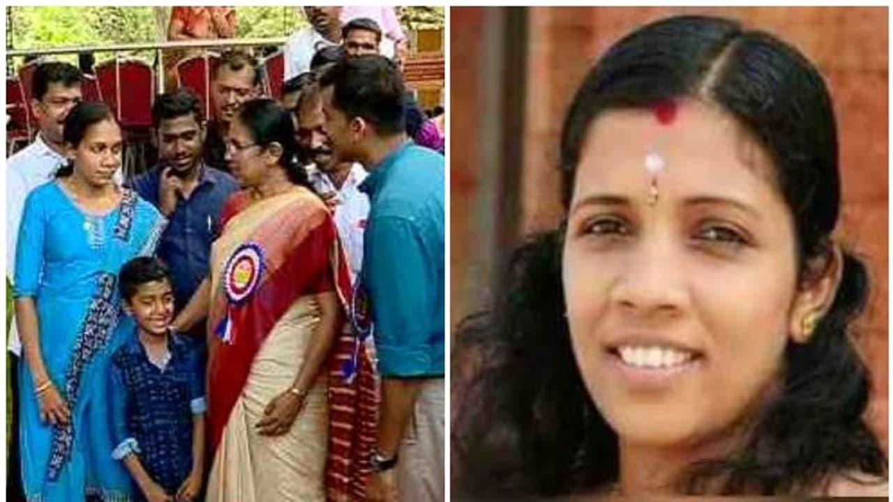 നഴ്സസ് ദിനത്തിൽ ലിനിയെ ആദരിച്ച് സർക്കാർ; ശ്രവണസഹായി കോവളത്ത് കളഞ്ഞുപോയ ആറുവയസുകാരനും സഹായം നഴ്സസ് ദിനത്തിൽ ലിനിയെ ആദരിച്ച് സർക്കാർ; ശ്രവണസഹായി കോവളത്ത് കളഞ്ഞുപോയ ആറുവയസുകാരനും സഹായം