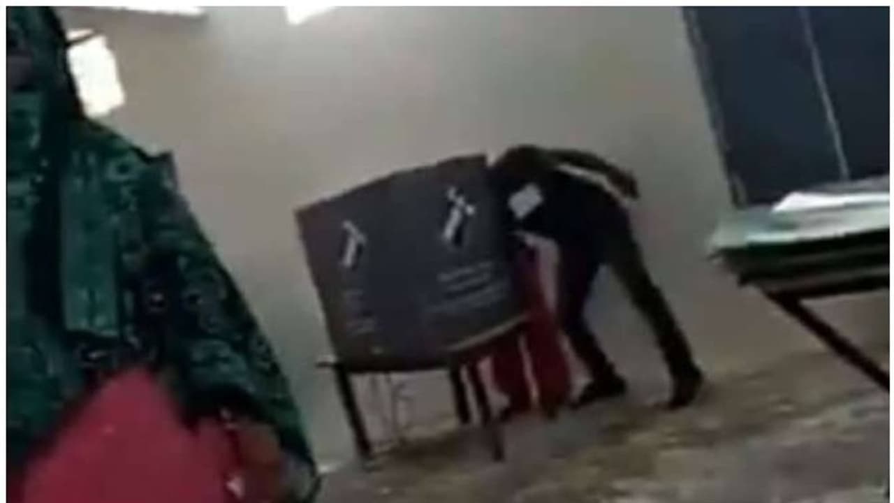 സ്ത്രീകളുടെ വോട്ട് ചെയ്യുന്നത് പോളിംഗ് ഏജന്റ്; വീഡിയോ പുറത്ത്, പിന്നാലെ അറസ്റ്റ് സ്ത്രീകളുടെ വോട്ട് ചെയ്യുന്നത് പോളിംഗ് ഏജന്റ്; വീഡിയോ പുറത്ത്, പിന്നാലെ അറസ്റ്റ്