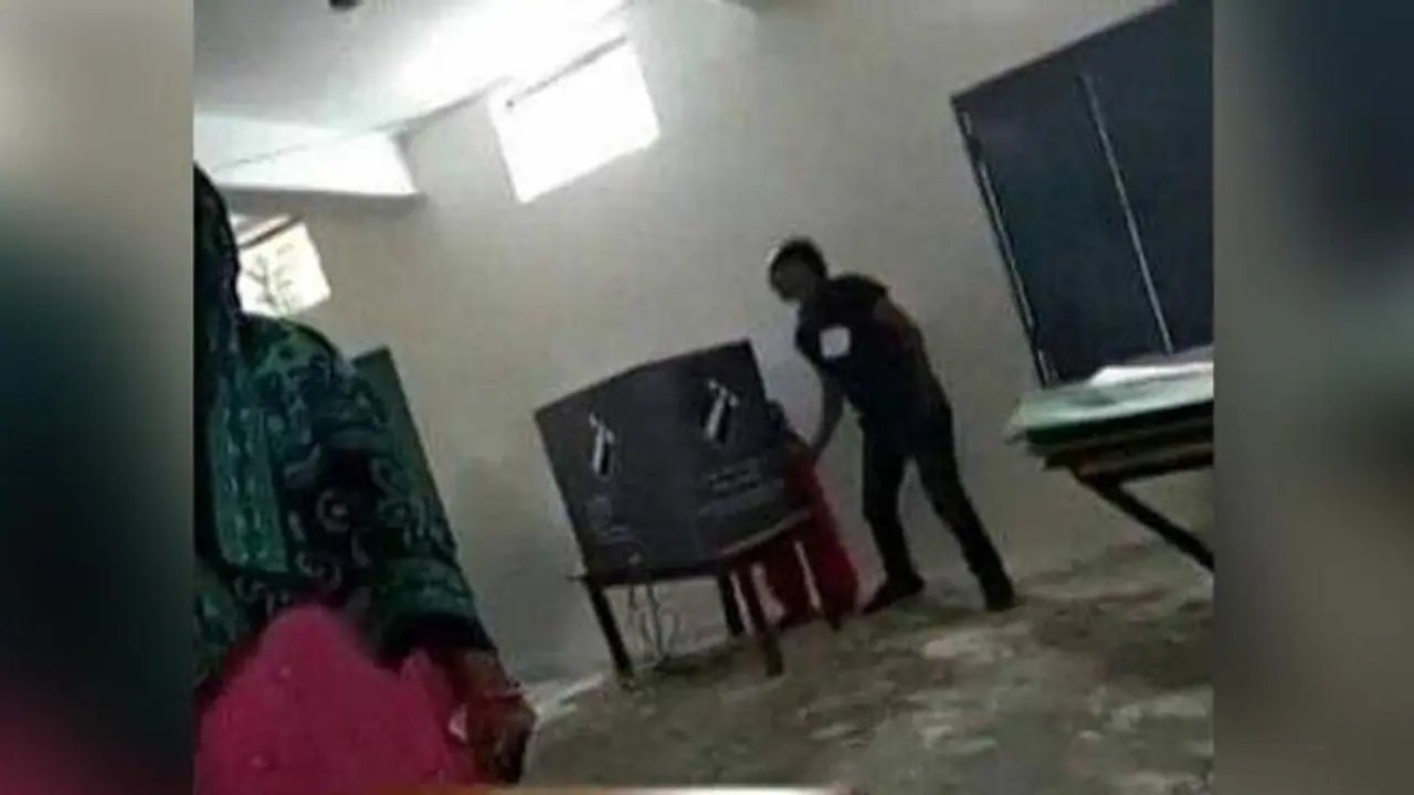 ಪೋಲಿಂಗ್ ಬೂತ್ ಒಳಗಿನ ವಿಡಿಯೋ ವೈರಲ್: ಏಜೆಂಟ್ ಅರೆಸ್ಟ್! ಪೋಲಿಂಗ್ ಬೂತ್ ಒಳಗಿನ ವಿಡಿಯೋ ವೈರಲ್: ಏಜೆಂಟ್ ಅರೆಸ್ಟ್!