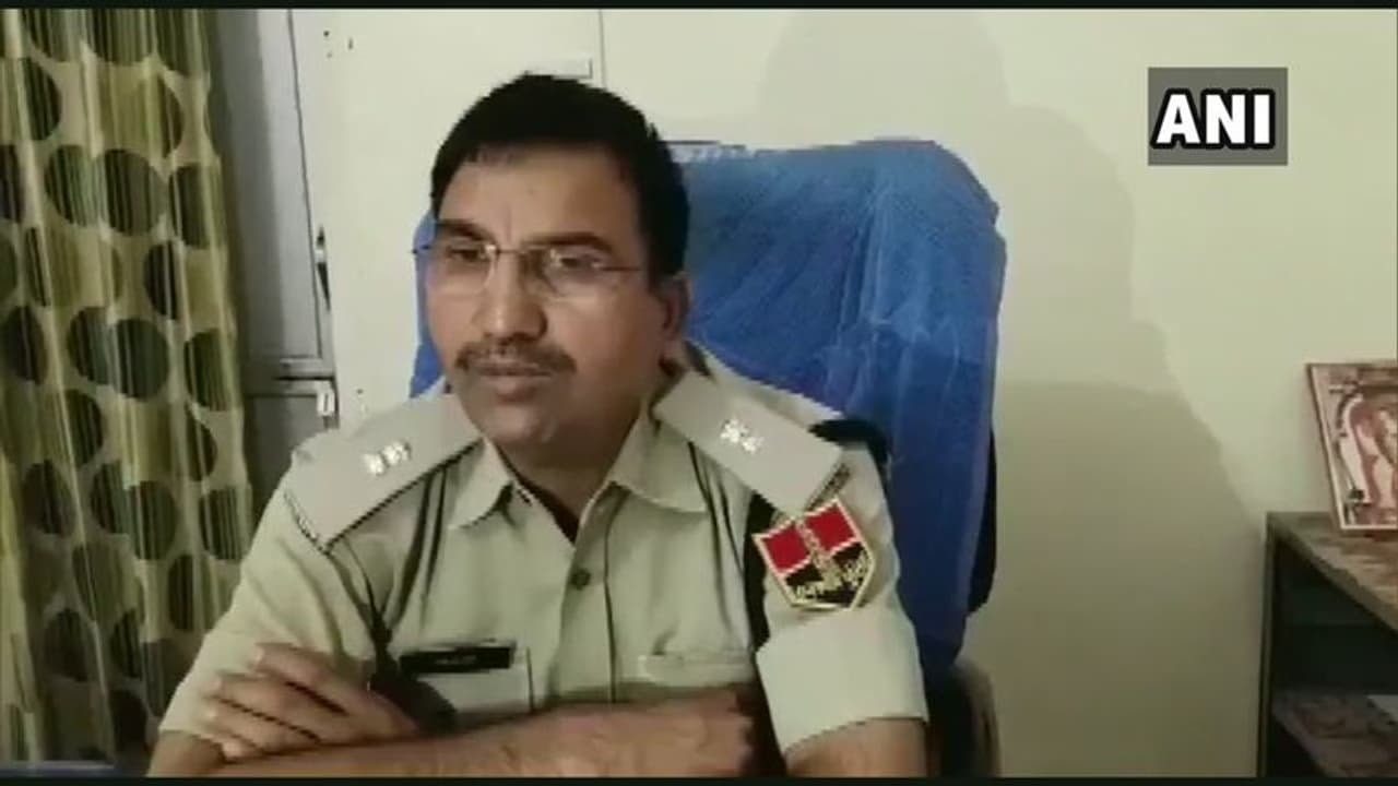 దుస్తులిప్పేసి తోసేసిన అత్తింటివారు: నగ్నంగా పిఎస్ కి మహిళ దుస్తులిప్పేసి తోసేసిన అత్తింటివారు: నగ్నంగా పిఎస్ కి మహిళ