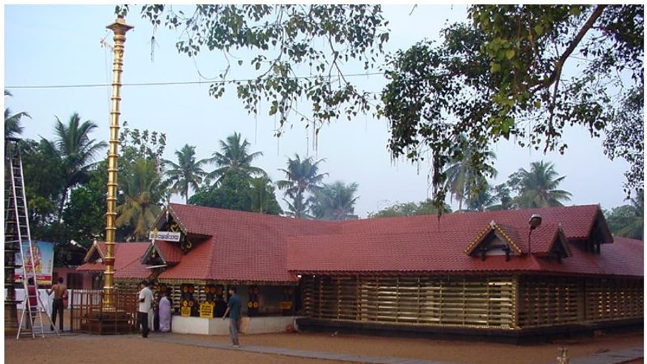 വഴിപാട് പണം തിരിമറി; കൊട്ടാരക്കര ഗണപതി ക്ഷേത്രം മുൻ അഡ്മിനിസ്ട്രേറ്റീവ് ഓഫീസർക്ക് തടവ് ശിക്ഷ വഴിപാട് പണം തിരിമറി; കൊട്ടാരക്കര ഗണപതി ക്ഷേത്രം മുൻ അഡ്മിനിസ്ട്രേറ്റീവ് ഓഫീസർക്ക് തടവ് ശിക്ഷ