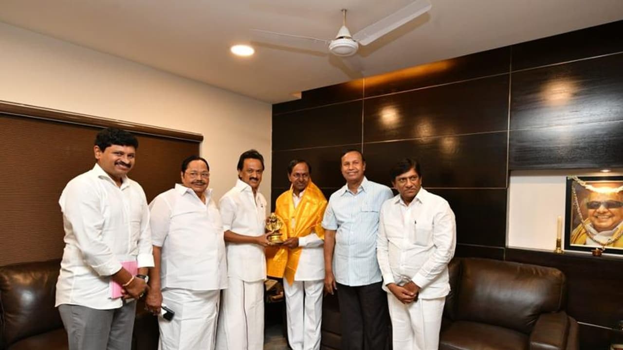 ఫెడరల్ ఫ్రంట్ లో చేరం, మీరే మా కూటమిలోకి రండి: కేసీఆర్ తో స్టాలిన్ ఫెడరల్ ఫ్రంట్ లో చేరం, మీరే మా కూటమిలోకి రండి: కేసీఆర్ తో స్టాలిన్