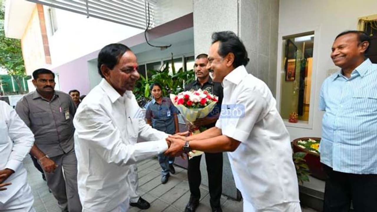 കെസിആറിന്റെ ലക്ഷ്യം ഉപപ്രധാനമന്ത്രിപദം? കോൺഗ്രസുമായുള്ള സഖ്യം തള്ളിപ്പറയില്ലെന്ന് സൂചന കെസിആറിന്റെ ലക്ഷ്യം ഉപപ്രധാനമന്ത്രിപദം? കോൺഗ്രസുമായുള്ള സഖ്യം തള്ളിപ്പറയില്ലെന്ന് സൂചന