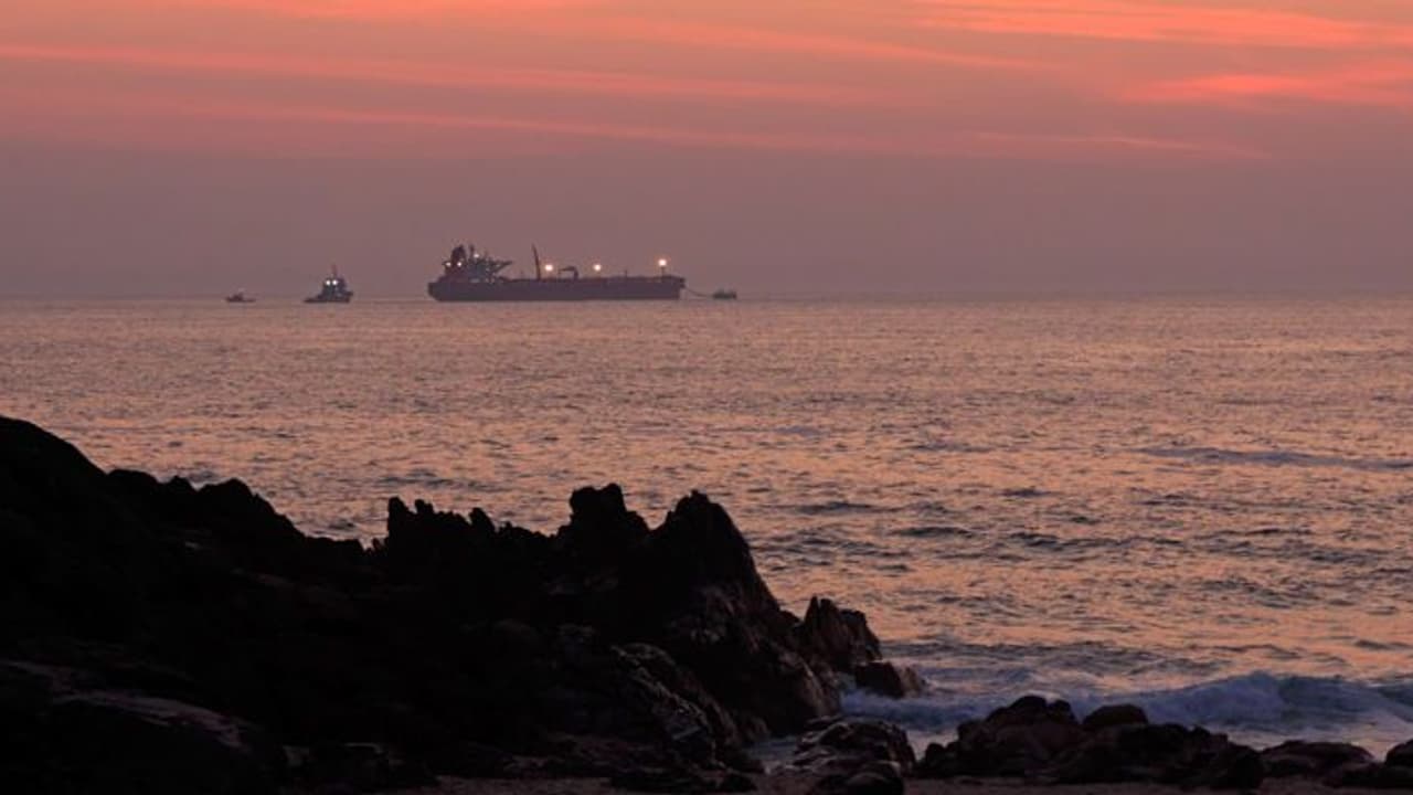 खाड़ी क्षेत्र में तनाव बढ़ा, सऊदी अरब के दो तेल टैंकरों पर हमला खाड़ी क्षेत्र में तनाव बढ़ा, सऊदी अरब के दो तेल टैंकरों पर हमला