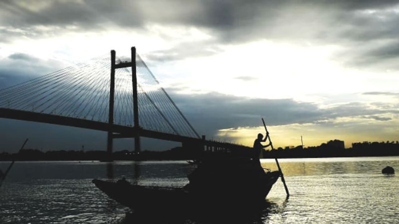 আজ কলকাতায় দিনভর মেঘলা আকাশ, বজ্র বিদ্যুৎ সহ দু এক পশলা বৃষ্টির সম্ভাবনা আজ কলকাতায় দিনভর মেঘলা আকাশ, বজ্র বিদ্যুৎ সহ দু এক পশলা বৃষ্টির সম্ভাবনা