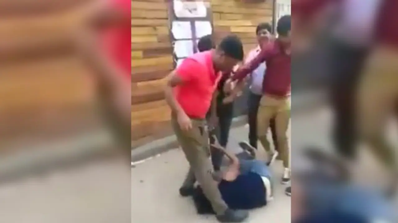 सैलरी लेने गई युवती की डंडे से पिटाई, बाल  पकड़कर जमीन पर घसीटा, वीडियो वायरल