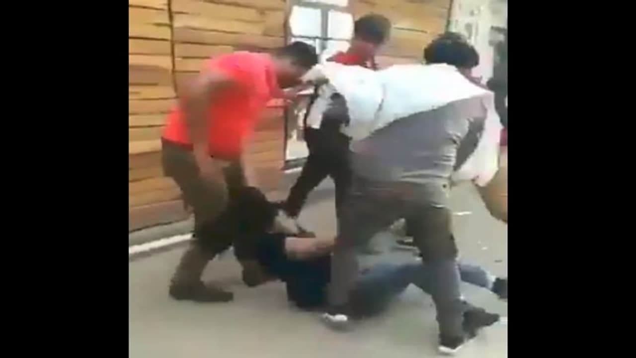 నోయిడా నడివీధిలో యువతి దారుణం... పట్టపగలే రెచ్చిపోయిన దుండగులు (వీడియో) నోయిడా నడివీధిలో యువతి దారుణం... పట్టపగలే రెచ్చిపోయిన దుండగులు (వీడియో)