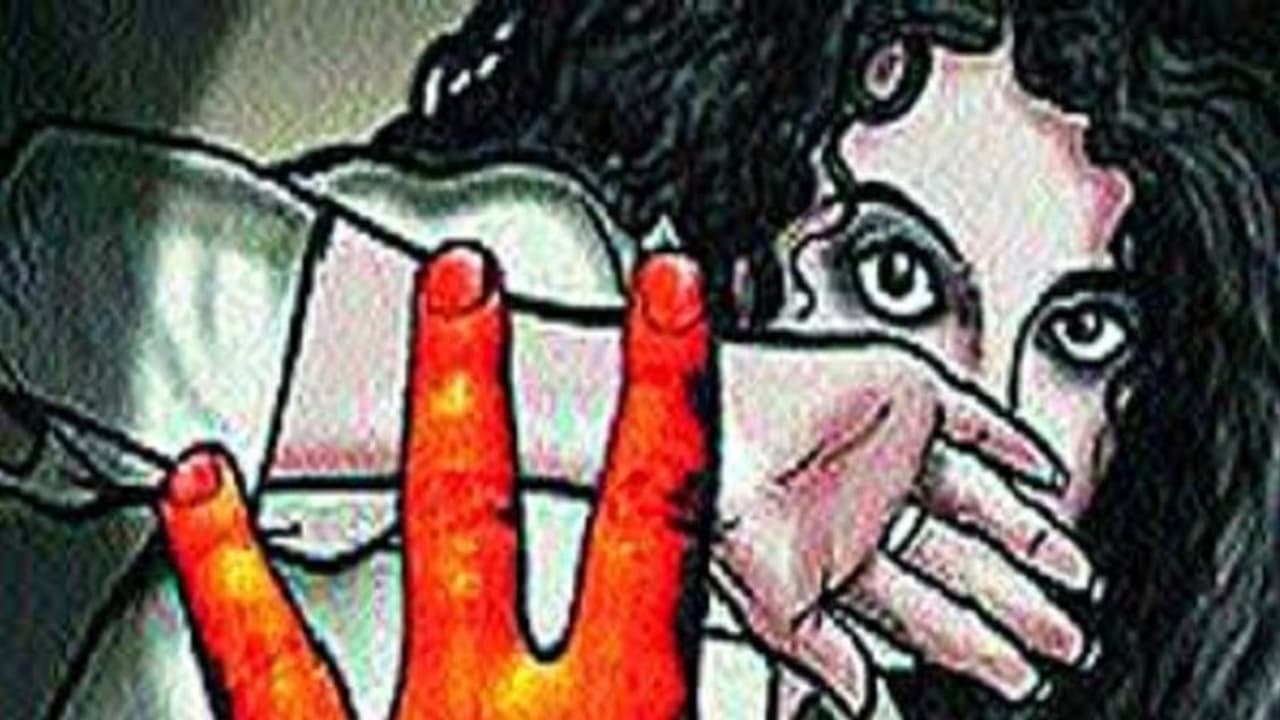 பட்டப்பகலில் இளம் பெண்ணை உல்லாசத்துக்கு அழைத்ததால் அதிர்ச்சி ! தர்மஅடி கொடுத்த பொதுமக்கள் !! பட்டப்பகலில் இளம் பெண்ணை உல்லாசத்துக்கு அழைத்ததால் அதிர்ச்சி ! தர்மஅடி கொடுத்த பொதுமக்கள் !!