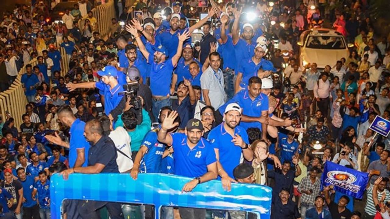 ಚಾಂಪಿಯನ್ ಮುಂಬೈ ತಂಡದಿಂದ ರೋಡ್ ಶೋ!