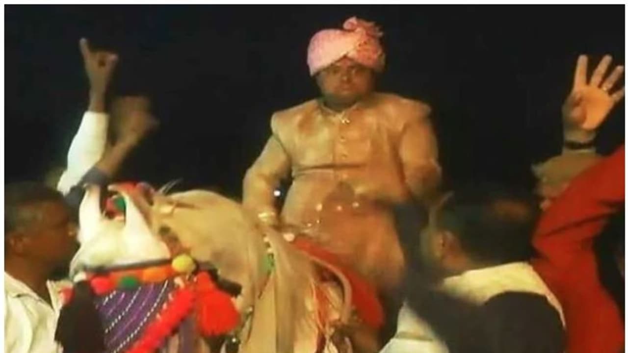 വധു ഇല്ലാതെ ഈ യുവാവിന്റെ വിവാഹം; ഹൃദയഭേദകമായ ജീവിതം ആരുടെയും കരളലിയിക്കും വധു ഇല്ലാതെ ഈ യുവാവിന്റെ വിവാഹം; ഹൃദയഭേദകമായ ജീവിതം ആരുടെയും കരളലിയിക്കും