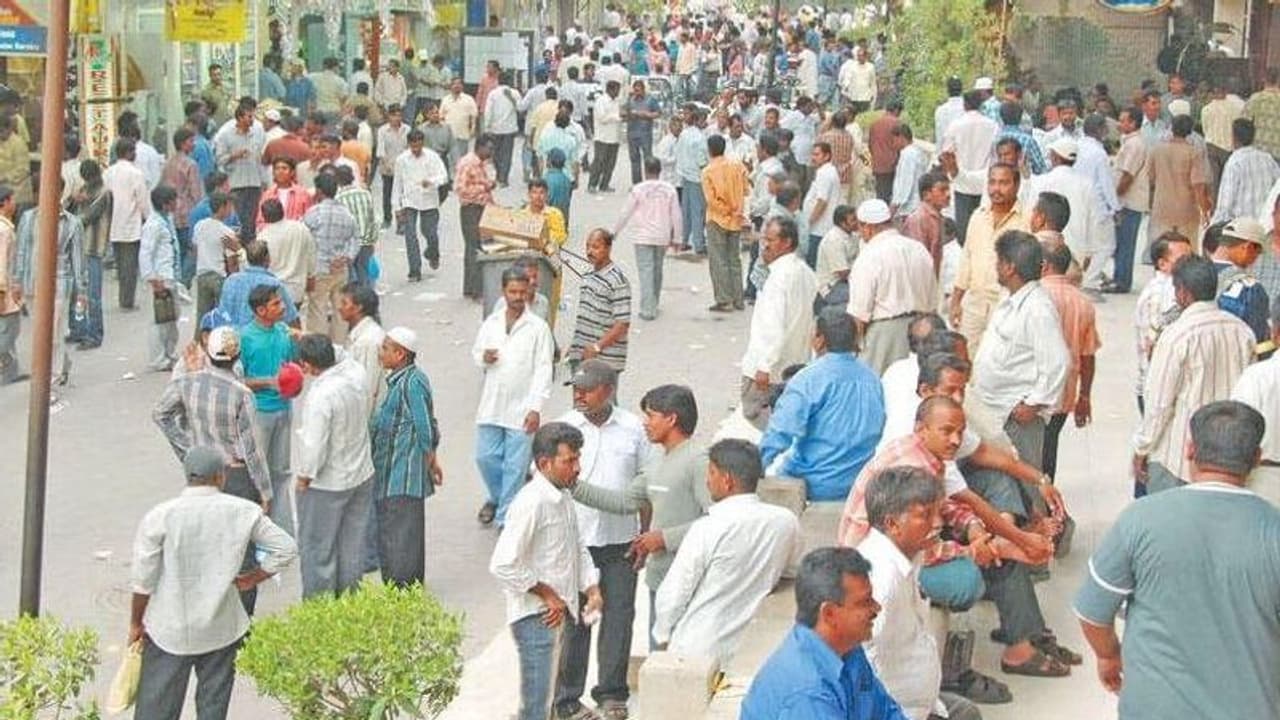 തിങ്ങിപ്പാർക്കേണ്ട, ഒരു മുറിയിൽ ഇനി നാലുപേർ; തൊഴിലാളികൾക്കായി പുതിയ ഭവന ചട്ടങ്ങൾ നടപ്പാക്കാനൊരുങ്ങി കുവൈത്ത് തിങ്ങിപ്പാർക്കേണ്ട, ഒരു മുറിയിൽ ഇനി നാലുപേർ; തൊഴിലാളികൾക്കായി പുതിയ ഭവന ചട്ടങ്ങൾ നടപ്പാക്കാനൊരുങ്ങി കുവൈത്ത്