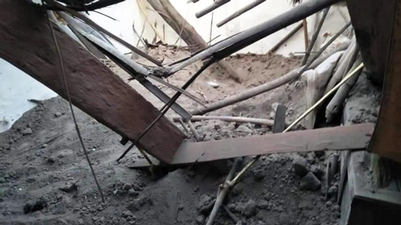 Hyderabad Rains: మక్కా మసీద్ ఆవరణలో ప్రమాదం.. భారీ వర్షానికి కుప్పకూలిన మదద్ఖానా భవనం Hyderabad Rains: మక్కా మసీద్ ఆవరణలో ప్రమాదం.. భారీ వర్షానికి కుప్పకూలిన మదద్ఖానా భవనం