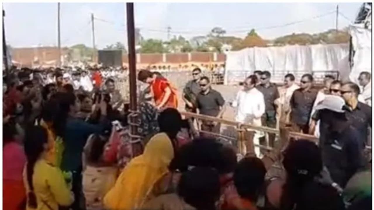 പ്രവര്ത്തകരെ കാണാന് ബാരിക്കേഡ് ചാടിക്കടന്ന് പ്രിയങ്കാ ഗാന്ധി; വീഡിയോ പ്രവര്ത്തകരെ കാണാന് ബാരിക്കേഡ് ചാടിക്കടന്ന് പ്രിയങ്കാ ഗാന്ധി; വീഡിയോ