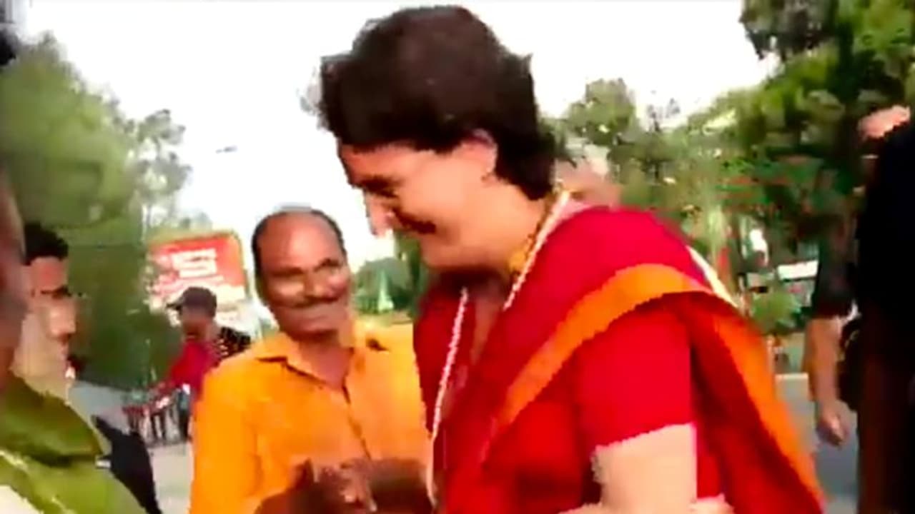 മോദി... എന്ന് ആരവം മുഴക്കി ബിജെപിക്കാര്; കാറില് നിന്നിറങ്ങി കെെകൊടുത്ത് പ്രിയങ്ക മോദി... എന്ന് ആരവം മുഴക്കി ബിജെപിക്കാര്; കാറില് നിന്നിറങ്ങി കെെകൊടുത്ത് പ്രിയങ്ക