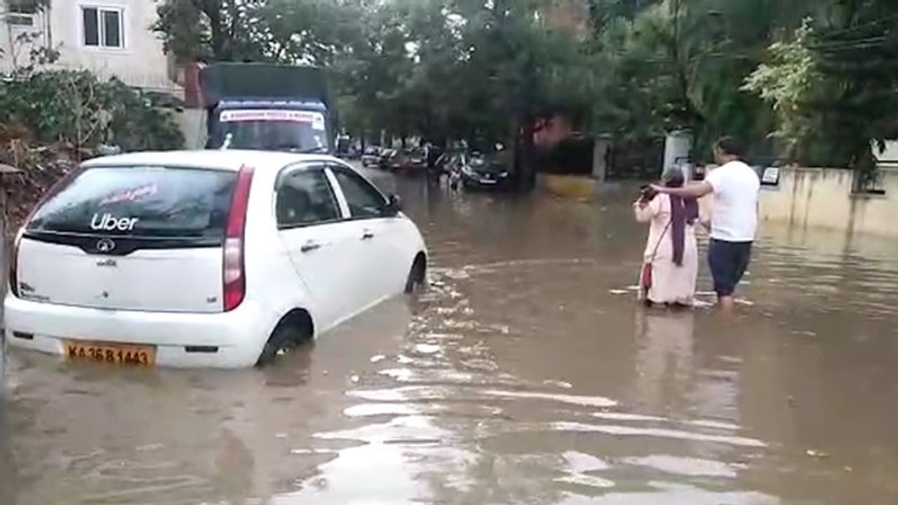 വാഹനത്തിൽ വെള്ളം കയറിയാൽ ചെയ്യേണ്ടതും ചെയ്യരുതാത്തതും വാഹനത്തിൽ വെള്ളം കയറിയാൽ ചെയ്യേണ്ടതും ചെയ്യരുതാത്തതും