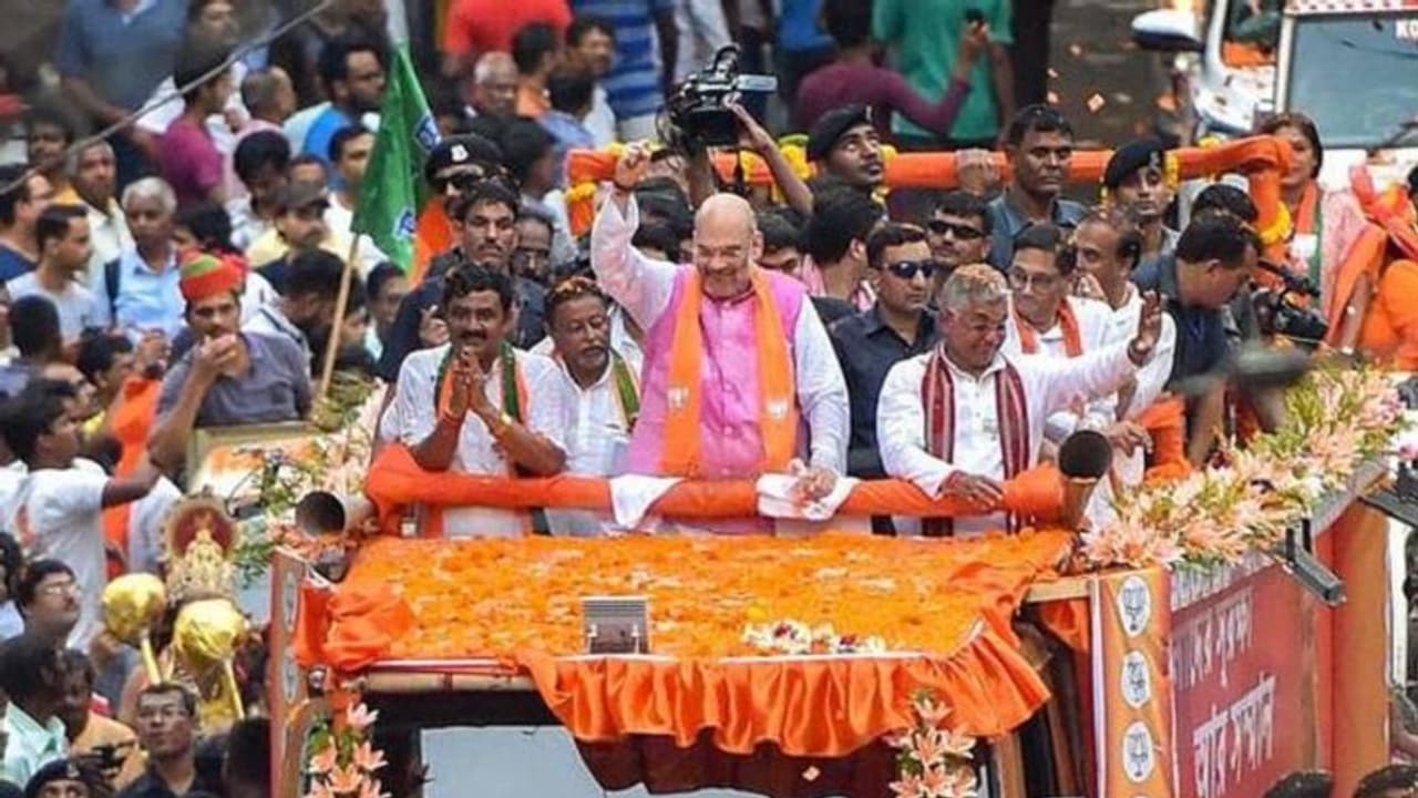 திரிணாமூல் காங்கிரஸ் – பாஜக இடையே கடும் மோதல் !! அமித்ஷா பங்கேற்ற ஊர்வலத்தில் வன்முறை !! திரிணாமூல் காங்கிரஸ் – பாஜக இடையே கடும் மோதல் !! அமித்ஷா பங்கேற்ற ஊர்வலத்தில் வன்முறை !!