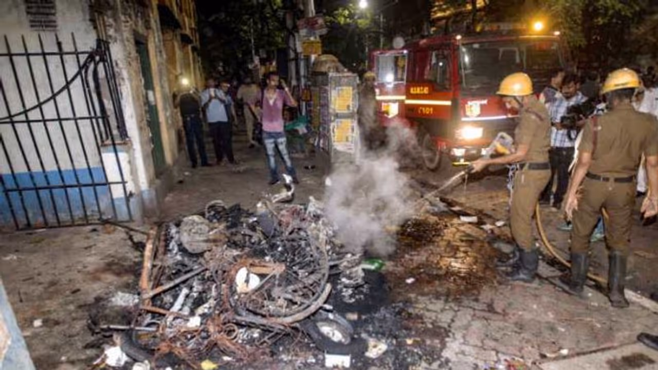 ದೀದಿ ನಾಡಲ್ಲಿ ಸಂಘರ್ಷ: ಪಶ್ಚಿಮ ಬಂಗಾಳದಲ್ಲಿ ಭುಗಿಲೆದ್ದ ಹಿಂಸಾಚಾರ! ದೀದಿ ನಾಡಲ್ಲಿ ಸಂಘರ್ಷ: ಪಶ್ಚಿಮ ಬಂಗಾಳದಲ್ಲಿ ಭುಗಿಲೆದ್ದ ಹಿಂಸಾಚಾರ!