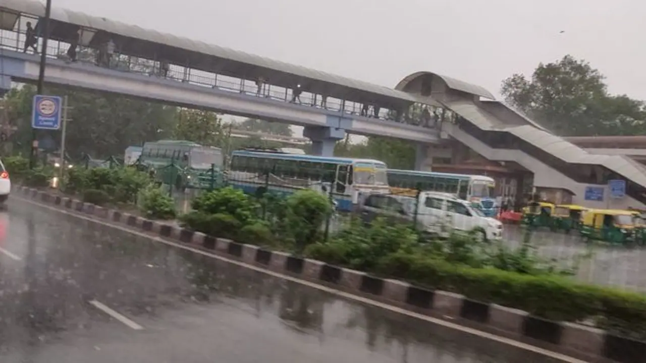 Delhi drenched as sudden rain brings respite from unbearable heat Delhi drenched as sudden rain brings respite from unbearable heat