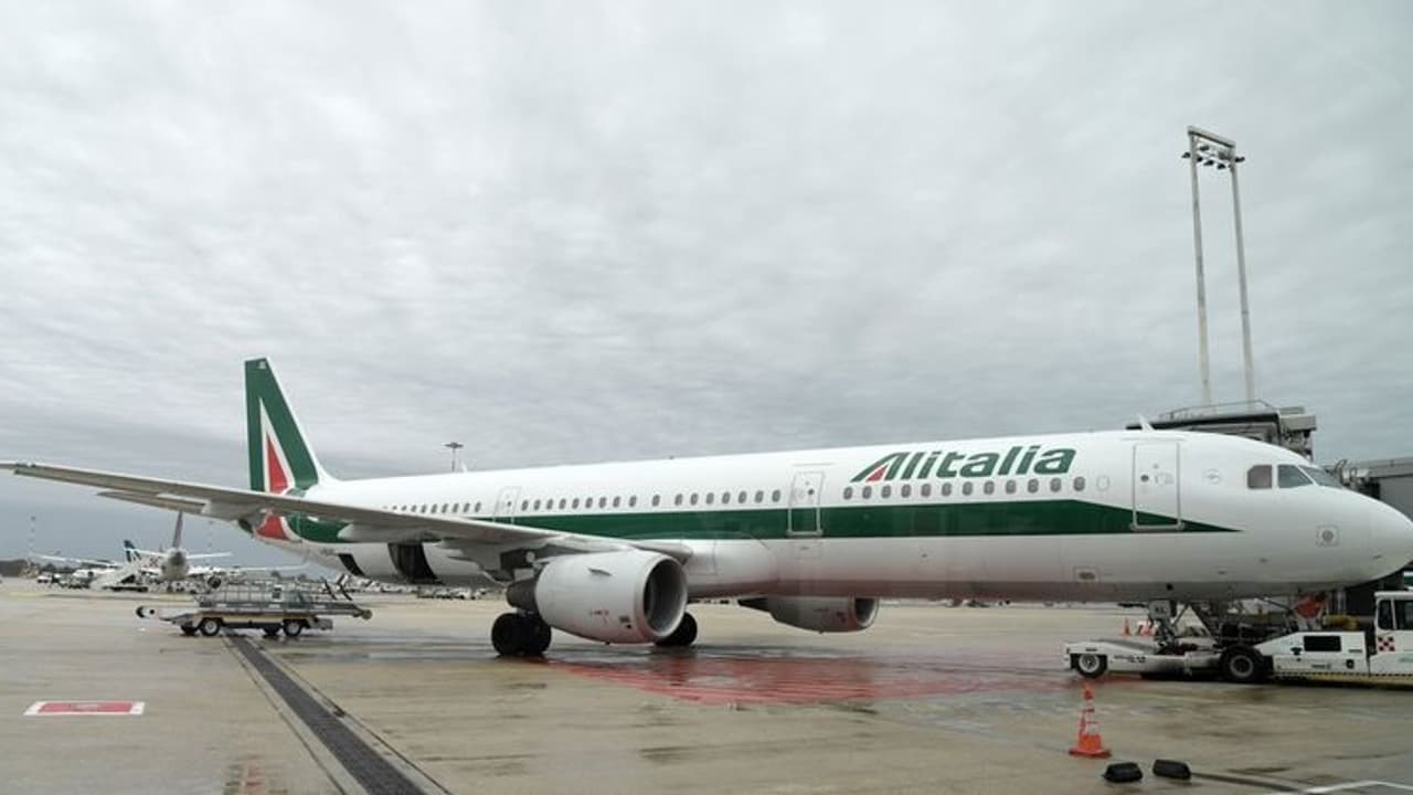 വിമാനത്തില് വെച്ച് ഇന്ത്യക്കാരന് മരിച്ചു; യുഎഇയില് എമര്ജന്സി ലാന്റിങ് വിമാനത്തില് വെച്ച് ഇന്ത്യക്കാരന് മരിച്ചു; യുഎഇയില് എമര്ജന്സി ലാന്റിങ്