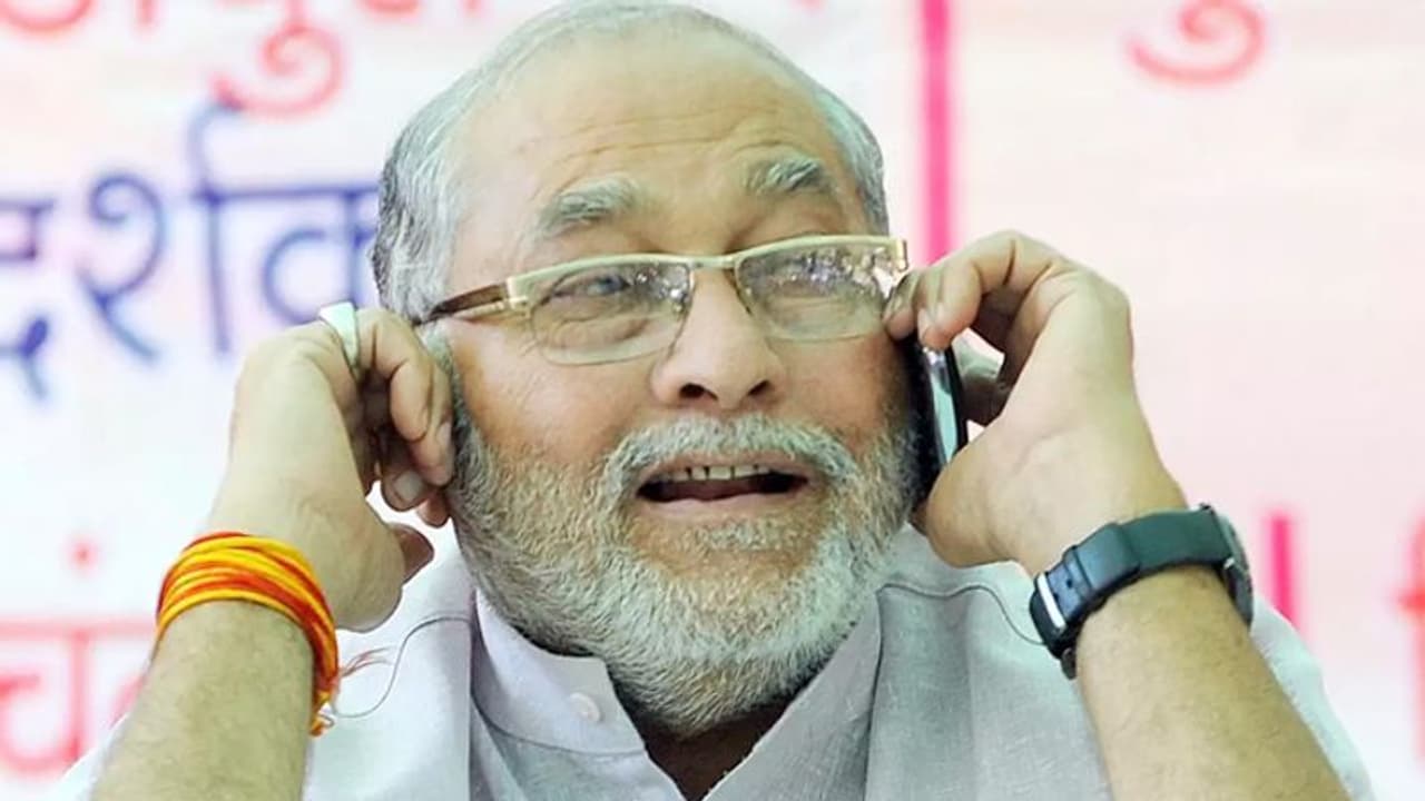 പ്രധാനമന്ത്രിയുടെ സഹോദരന് പൊലീസ് സ്റ്റേഷനില് കുത്തിയിരുന്നു; പക്ഷേ പ്രതിഷേധം ഫലം കണ്ടില്ല പ്രധാനമന്ത്രിയുടെ സഹോദരന് പൊലീസ് സ്റ്റേഷനില് കുത്തിയിരുന്നു; പക്ഷേ പ്രതിഷേധം ഫലം കണ്ടില്ല